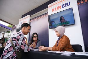 Seorang pelaku UMKM berkonsultasi dengan petugas BRI mengenai pembiayaan KUR di stan layanan BRI pada festival UMKM.