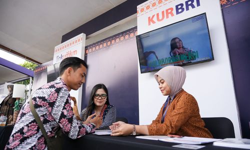 Seorang pelaku UMKM berkonsultasi dengan petugas BRI mengenai pembiayaan KUR di stan layanan BRI pada festival UMKM.