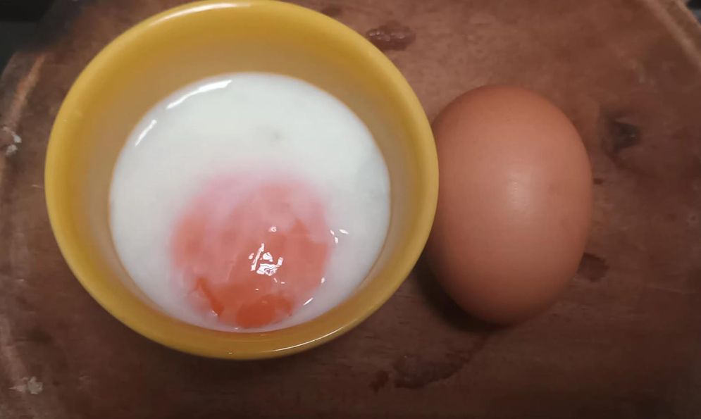 Tampilan telur omega-3  setengah matang dan yang belum dikupas