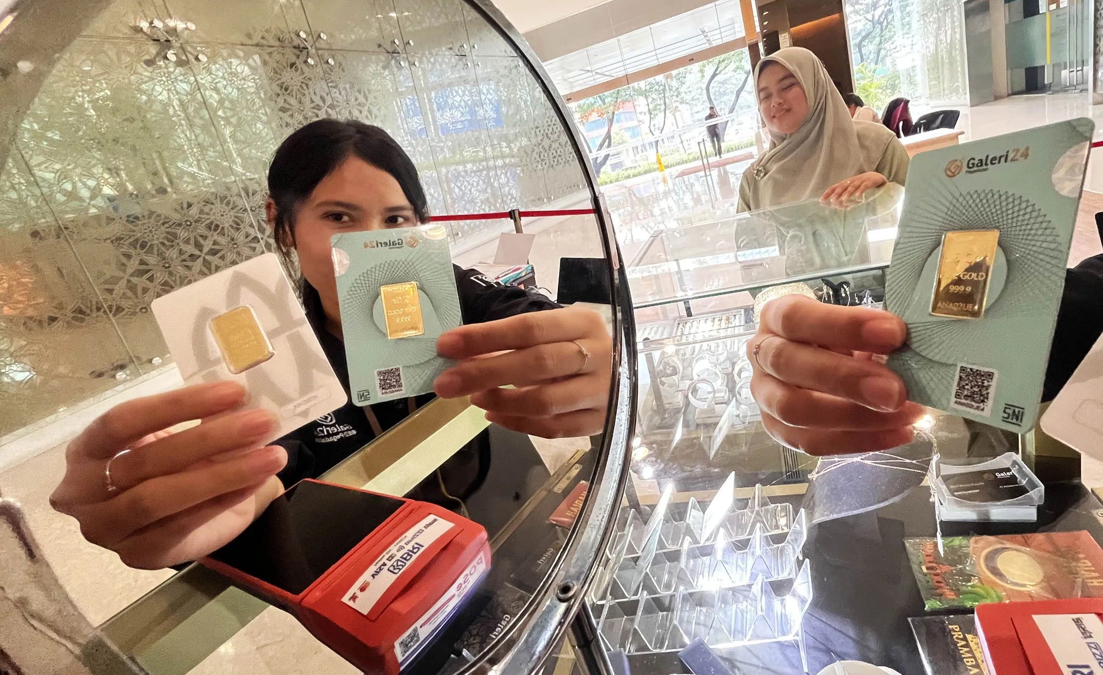 Harga Emas Antam Hari Ini Turun Rp15.000 per Gram