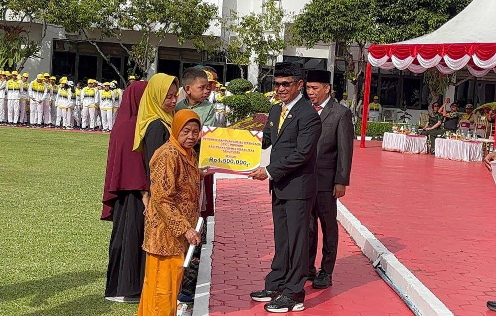 Rahmad Mas’ud Serahkan Bantuan Sosial dalam Upacara Hari Pahlawan
