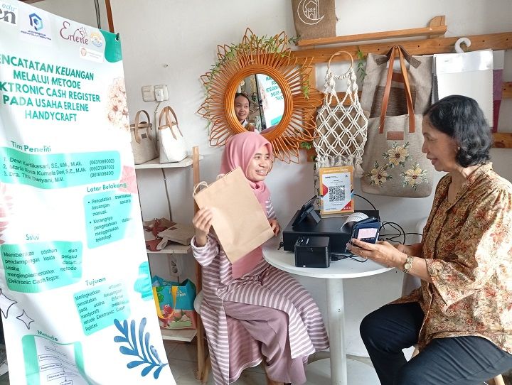 Tim PKM UPITRA Berikan Pelatihan Keuangan Digital ke Pelaku UMKM