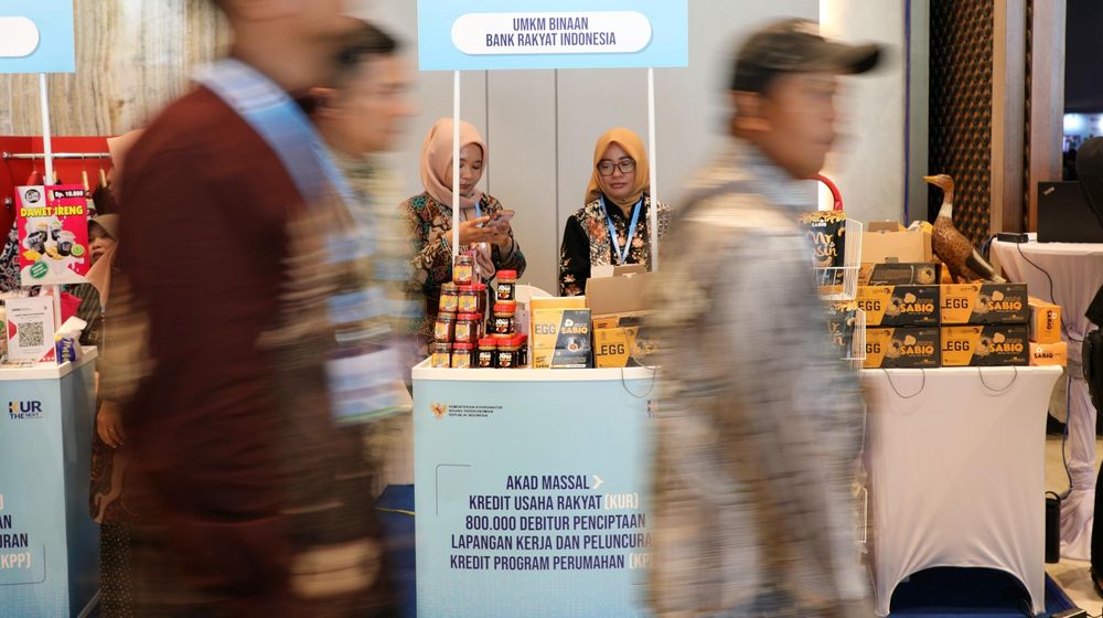 Stan UMKM binaan BRI menampilkan produk olahan lokal dalam kegiatan sosialisasi program KUR.