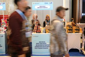 Stan UMKM binaan BRI menampilkan produk olahan lokal dalam kegiatan sosialisasi program KUR.