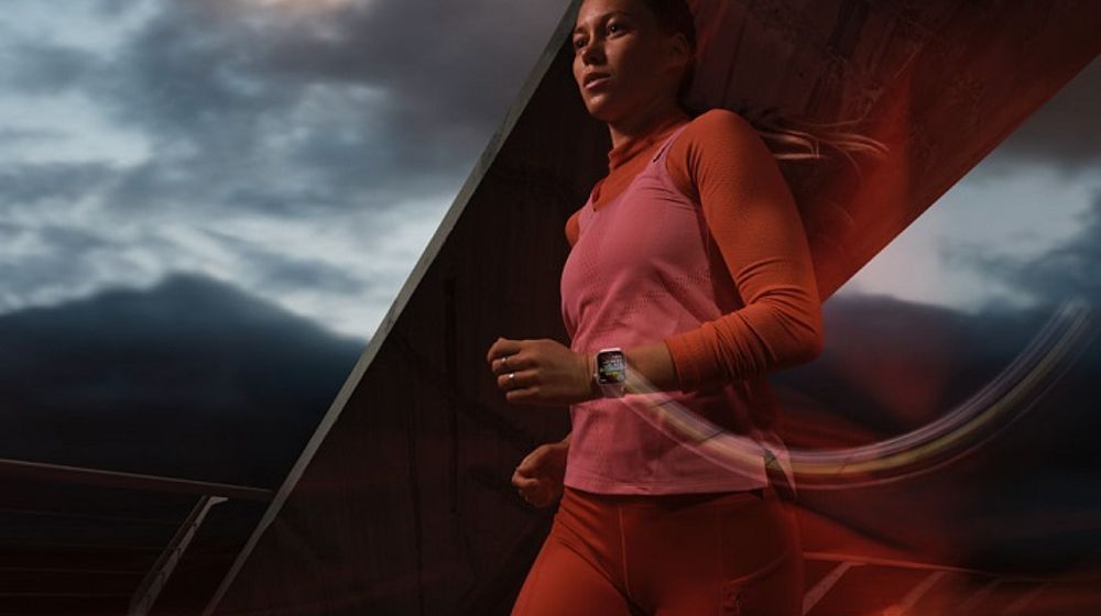 Wanita sedang lari dengan menggunakan Apple Watch Series 9.