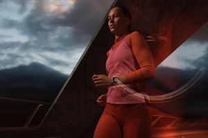 Wanita sedang lari dengan menggunakan Apple Watch Series 9.