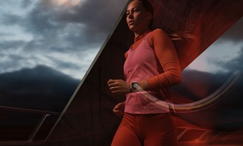 Wanita sedang lari dengan menggunakan Apple Watch Series 9.