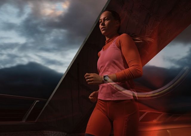 Wanita sedang lari dengan menggunakan Apple Watch Series 9.