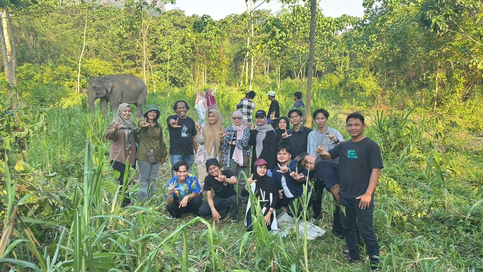 Penulis bersama rombongan bersama Linda si gajah