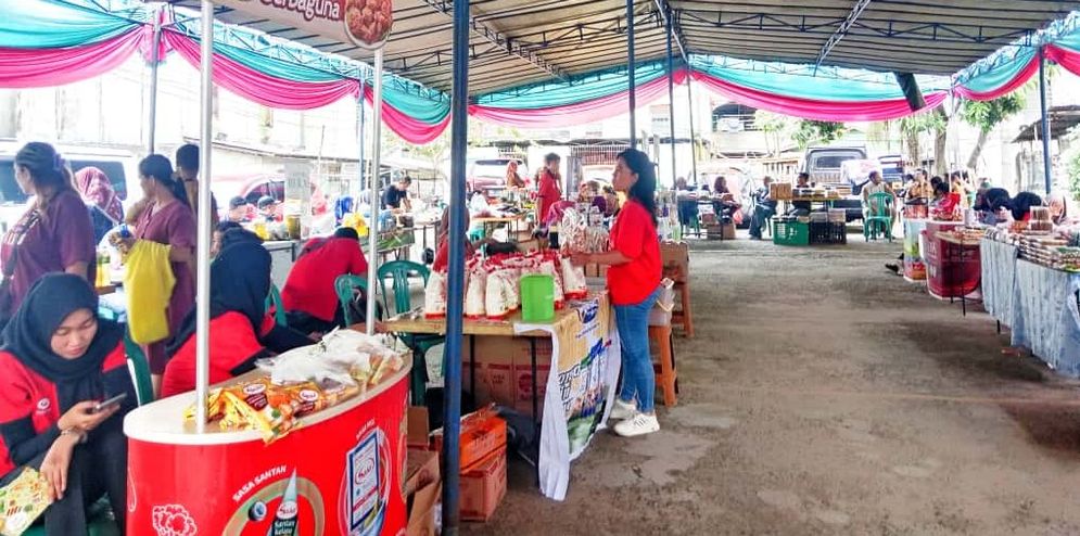 Suasana pasar murah yang berlangsung di Lapangan Warga Jalan Tuah Putri Naya, Kelurahan 24 Ilir, Kecamatan Bukit Kecil, Selasa (11/11/2025)