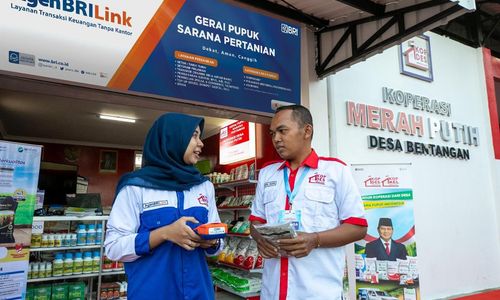 Petugas AgenBRILink dan pengurus Koperasi Merah Putih Desa Bentangan berbincang di depan gerai koperasi yang menyediakan layanan keuangan dan pertanian.
