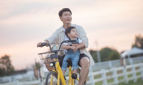 Hari Ayah Nasional. Seorang ayah bersama anaknya.