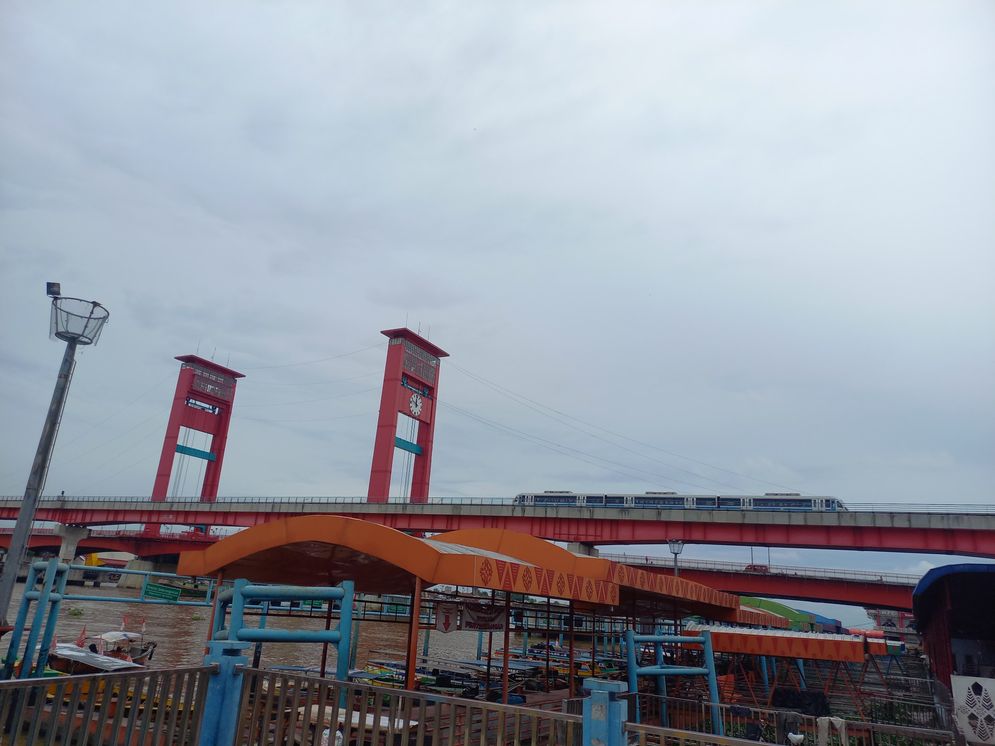 Jembatan Ampera dan LRT dari Pasar 16 Ilir