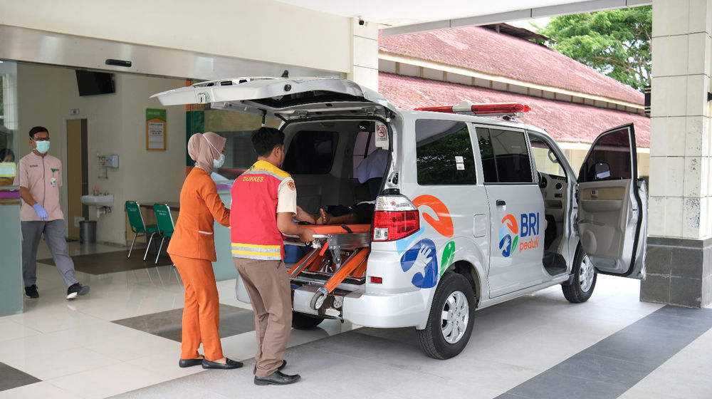 Petugas medis menggunakan ambulans bantuan BRI Peduli di rumah sakit sebagai bagian dari program tanggung jawab sosial untuk meningkatkan layanan kesehatan nasional.