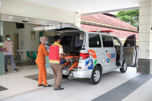 Petugas medis menggunakan ambulans bantuan BRI Peduli di rumah sakit sebagai bagian dari program tanggung jawab sosial untuk meningkatkan layanan kesehatan nasional.