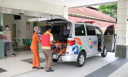 Petugas medis menggunakan ambulans bantuan BRI Peduli di rumah sakit sebagai bagian dari program tanggung jawab sosial untuk meningkatkan layanan kesehatan nasional.