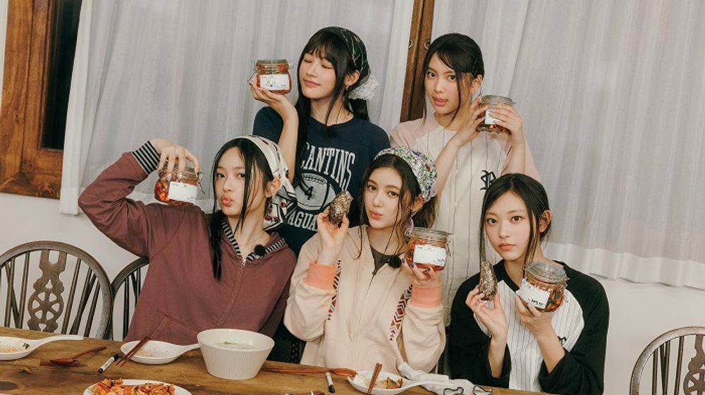 Girl group NewJeans kembali ke ADOR. 