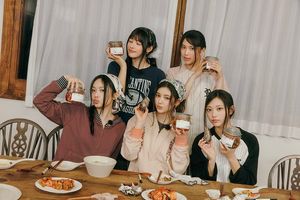 Girl group NewJeans kembali ke ADOR. 