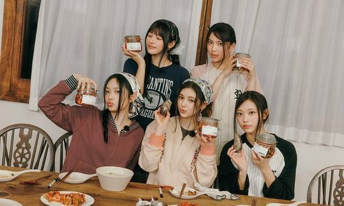 Girl group NewJeans kembali ke ADOR. 