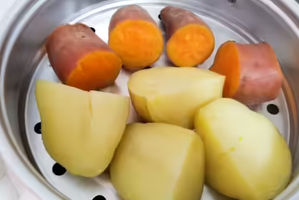 Ubi kukus atau makanan kukusan.