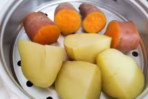 Ubi kukus atau makanan kukusan.