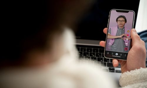 Ilustrasi orang sedang scrolling TikTok.