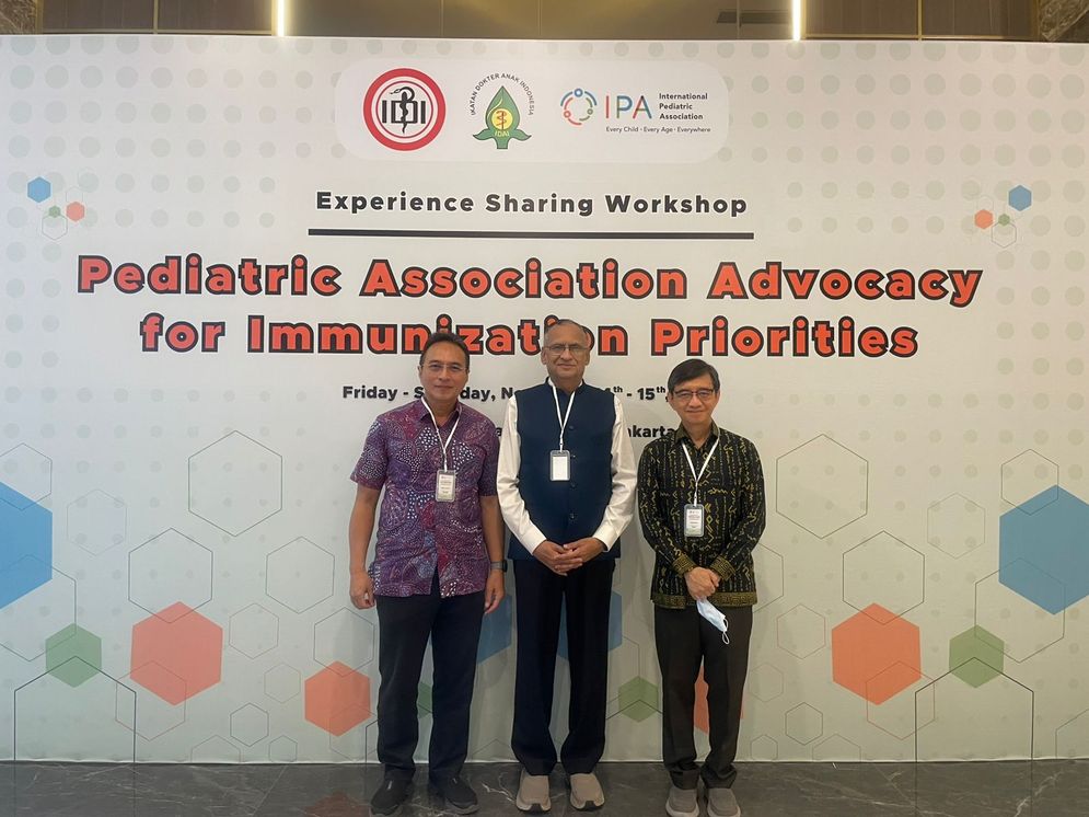 Kiri - Kanan: Ketua PP IDAI - DR Dr Piprim Basarah Yanuarso, SpA, SubspKardio(K) ; Direktur Eksekutif IPA - Dr. Naveen Thacker ; Ketua Satgas Imunisasi IDAI - Prof DR Dr Hartono Gunardi, SpA, SubspTKPS(K)
