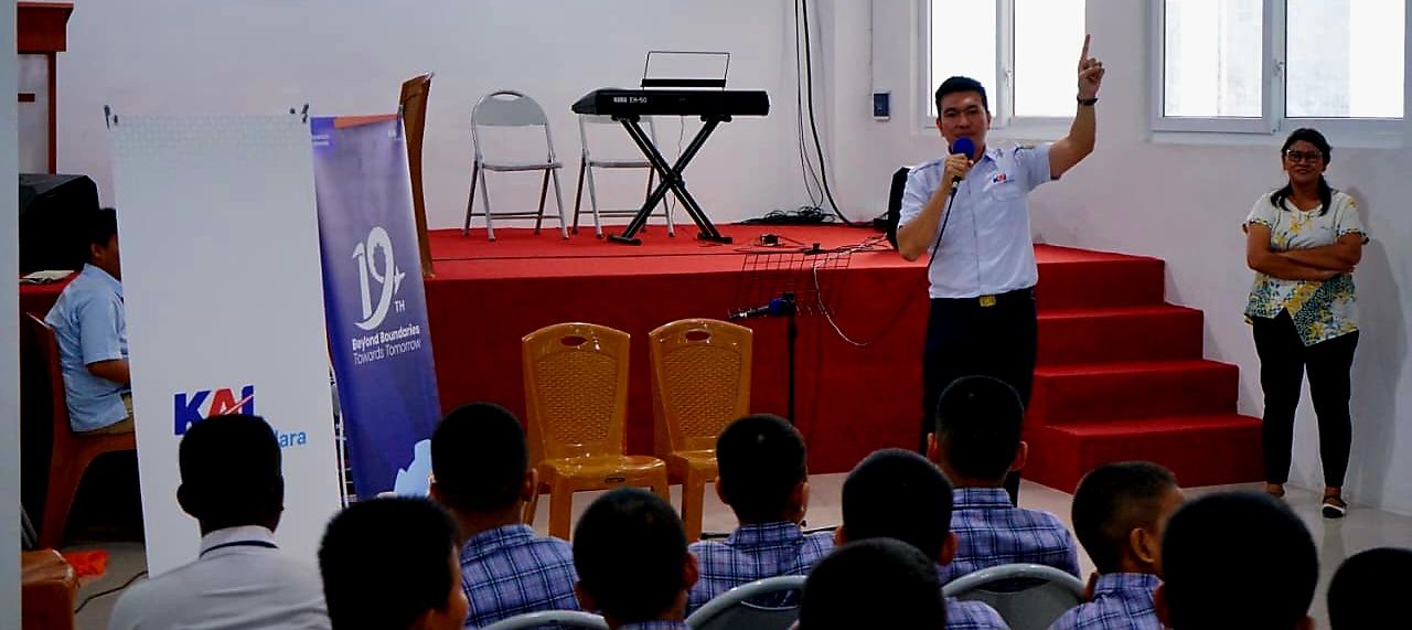 Humas KAI Bandara Sosiawan Putra sosialisasi keselamatan kereta api di SMP Methodist Batangkuis
