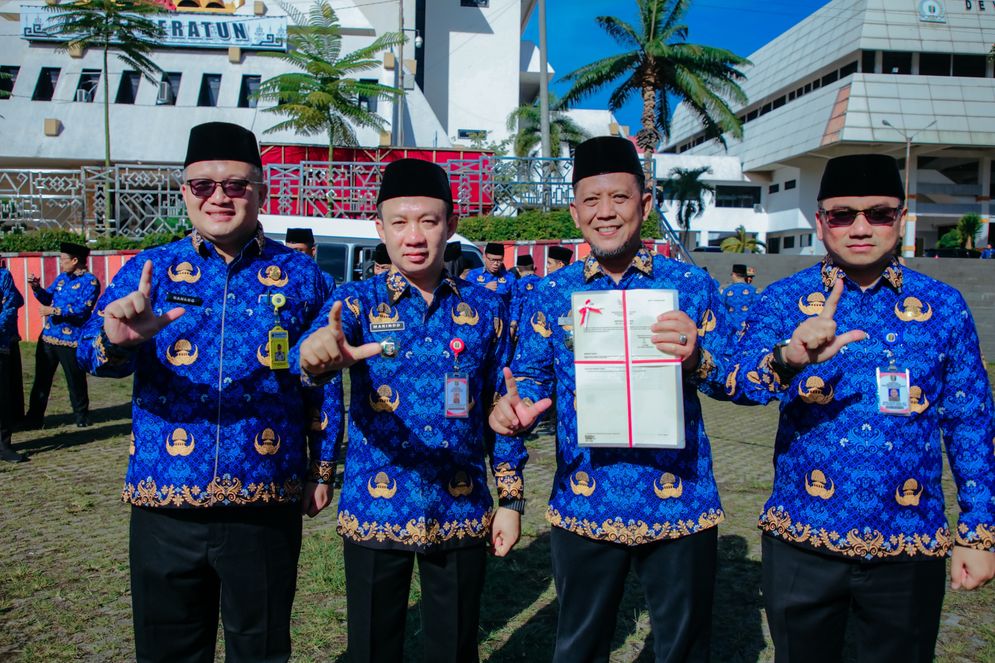 Sekretaris Daerah Provinsi Lampung, Marindo Kurniawan, mewakili Gubernur Lampung, Rahmat Mirzani Djausal, saat memimpin Upacara Bulanan Pemerintah Provinsi Lampung di Lapangan Korpri, Kompleks Kantor Gubernur, Senin (17/11/2025).