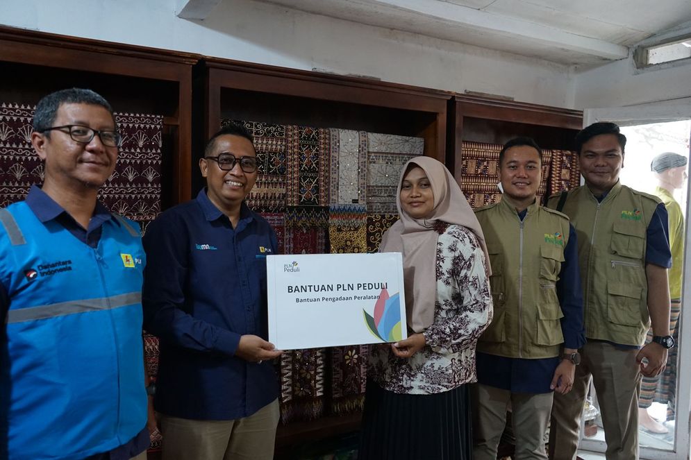 PLN menyalurkan bantuan kepada UMKM Qinan Tapis di Kabupaten Pringsewu untuk mendorong pengembangan kerajinan tapis sebagai wastra kebanggaan Lampung.