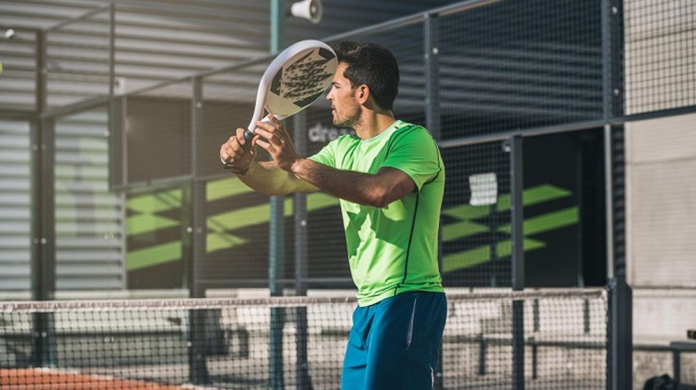 Ilustrasi seorang pria bermain padel.