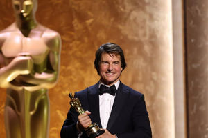 Bintang film hollywood Tom Cruise raih piala Oscar pertama.