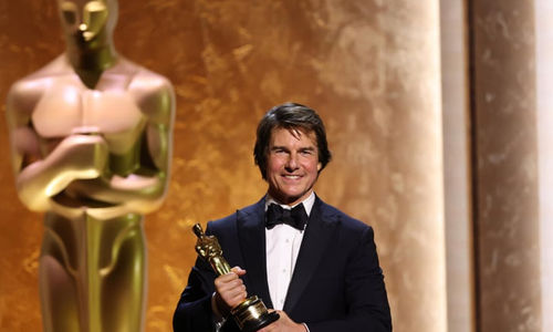 Bintang film hollywood Tom Cruise raih piala Oscar pertama.