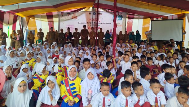 Jarwo Songha Ajak Siswa SDN 52 Krui Kenali Pola Makan B2SA Lewat Dongeng