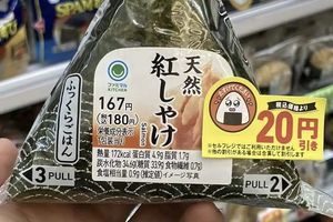 Onigiri dengan stiker mata berkaca-kaca di FamilyMart Jepang.