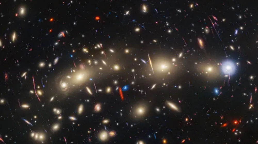 Lensa gravitasi MACS JO416 yang mungkin membantu JWST mendeteksi bintang-bintang pertama yang lahir setelah Big Bang.