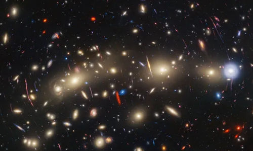 Lensa gravitasi MACS JO416 yang mungkin membantu JWST mendeteksi bintang-bintang pertama yang lahir setelah Big Bang.