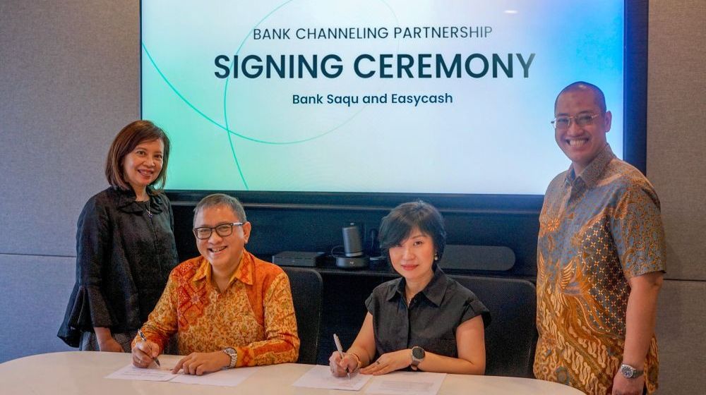 Foto 1 - Direktur Utama Easycash Nucky Poedjiardjo dan Chief Digital Business Officer Bank Saqu Angela Lew Dermawan melakukan penandatanganan perjanjian kerja sama Bank Channeling untuk mendorong inklusi keuangan n.jpg