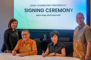 Foto 1 - Direktur Utama Easycash Nucky Poedjiardjo dan Chief Digital Business Officer Bank Saqu Angela Lew Dermawan melakukan penandatanganan perjanjian kerja sama Bank Channeling untuk mendorong inklusi keuangan n.jpg