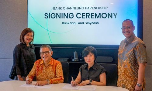 Foto 1 - Direktur Utama Easycash Nucky Poedjiardjo dan Chief Digital Business Officer Bank Saqu Angela Lew Dermawan melakukan penandatanganan perjanjian kerja sama Bank Channeling untuk mendorong inklusi keuangan n.jpg