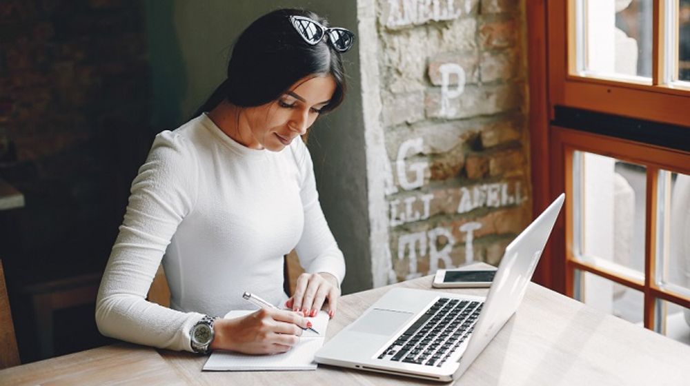 Ilustrasi seorang wanita bekerja side hustle sebagai freelance writing dan copywriting.