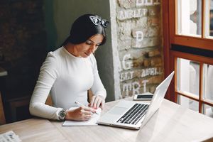 Ilustrasi seorang wanita bekerja side hustle sebagai freelance writing dan copywriting.