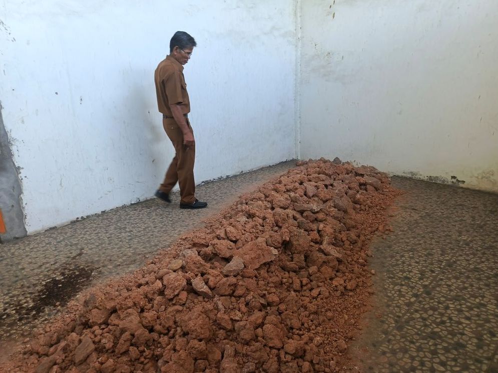 Baslem menunjukan salah satu kuburan puyang Desa Sedupi