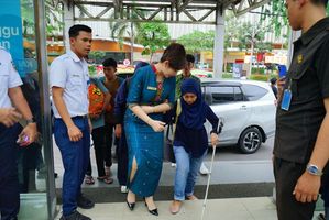 Petugas frontliner dan tim pelayanan KA Srilelawangsa simulasi pelayanan untuk komunitas difabel