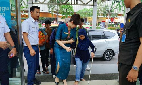  Petugas frontliner dan tim pelayanan KA Srilelawangsa simulasi pelayanan untuk komunitas difabel