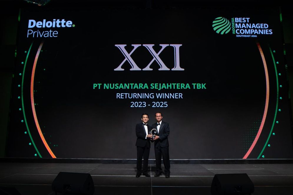Direktur Utama Cinema XXI Suryo Suherman (kanan) menerima penghargaan Indonesia’s Best Managed Companies 2025 yang diserahkan oleh Thailand Deloitte Private Country Leader Wee Sujarit (kiri) di Kuala Lumpur, Rabu (19/11). Pencapaian ini merupakan kali ketiga bagi Cinema XXI meraih penghargaan Indonesia’s Best Managed Companies sejak tahun 2023. Penghargaan ini menegaskan posisi Cinema XXI sebagai pemimpin pasar dengan consumer brand yang kuat dan komitmen tinggi dalam menghadirkan pengalaman hiburan terbaik bagi masyarakat Indonesia.