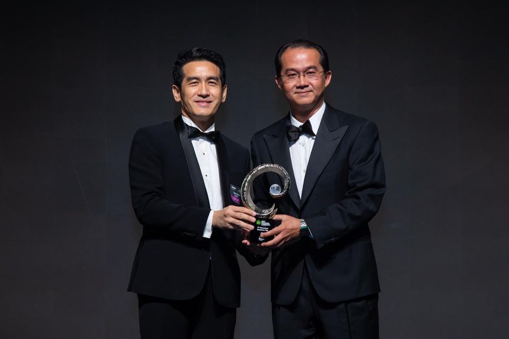 Direktur Utama Cinema XXI Suryo Suherman (kanan) menerima penghargaan Indonesia’s Best Managed Companies 2025 yang diserahkan oleh Thailand Deloitte Private Country Leader Wee Sujarit (kiri) di Kuala Lumpur, Rabu (19/11). Pencapaian ini merupakan kali ketiga bagi Cinema XXI meraih penghargaan Indonesia’s Best Managed Companies sejak tahun 2023. Penghargaan ini menegaskan posisi Cinema XXI sebagai pemimpin pasar dengan consumer brand yang kuat dan komitmen tinggi dalam menghadirkan pengalaman hiburan terbaik bagi masyarakat Indonesia.