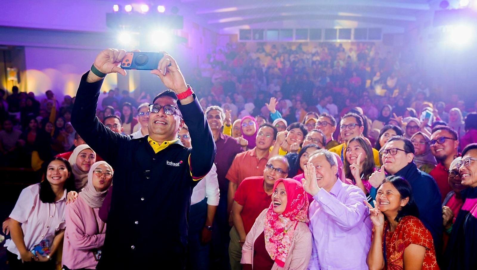 President Director and CEO IOH Vikram Sinha merayakan 58 tahun Indosat