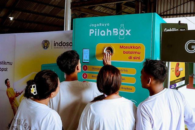 Indosat menghadirkan inovasi JagaRaya Pilahbox di puncak Vokasi Expo 2025