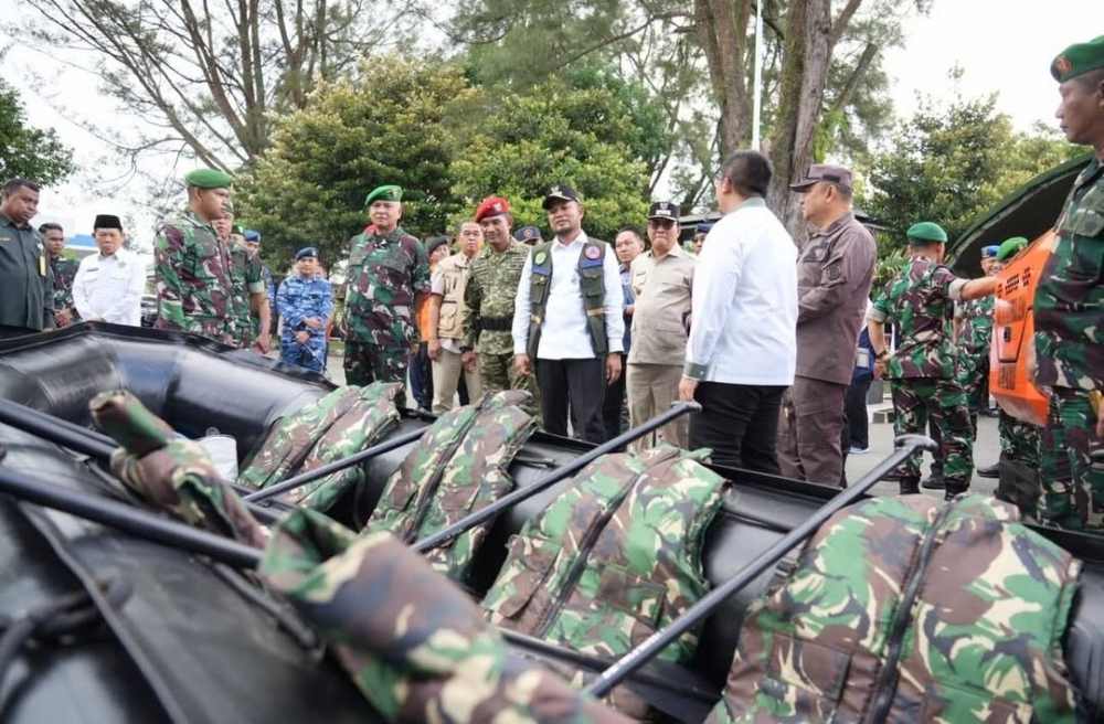 Gubernur Rudy meninjau langsung berbagai armada dan peralatan penanggulangan bencana bersama Pangdam VI/Mulawarman Mayjen TNI Rudy Rachmat Nugraha, Wakapolda Kaltim Brigjen Pol M. Sabilul Alif. (Adpimprov/Yuvita)